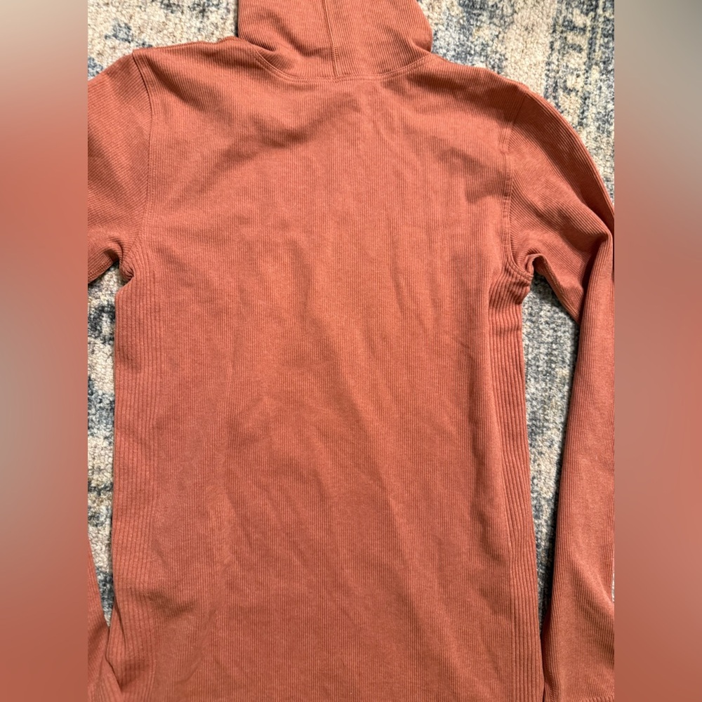 Lululemon Yin Vibes Turtleneck in Copper Clay Size 8 NWOT - Picture 5 of 5